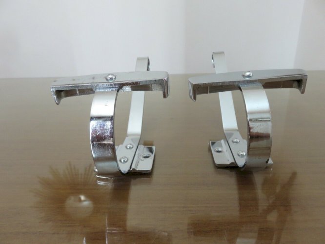 PAIRE DE PATERES MURALES PORTE MANTEAU EN METAL CHROME ANNEES 70 VINTAGE