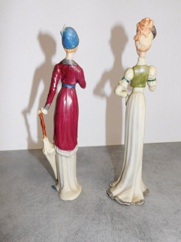 PAIRE DE PERSONNAGES EN BISCUIT COLORE
