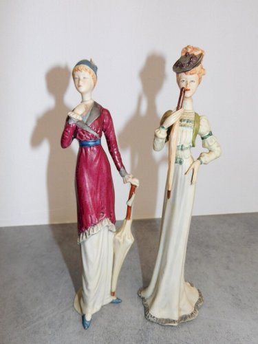 PAIRE DE PERSONNAGES EN BISCUIT COLORE