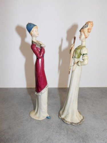 PAIRE DE PERSONNAGES EN BISCUIT COLORE