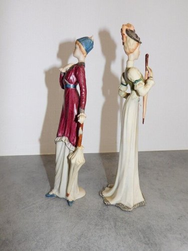 PAIRE DE PERSONNAGES EN BISCUIT COLORE