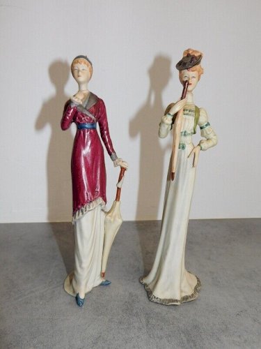 PAIRE DE PERSONNAGES EN BISCUIT COLORE