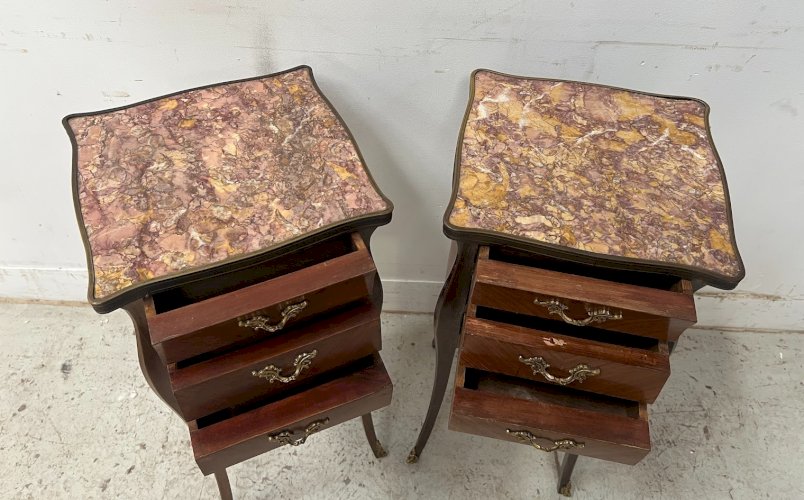 Paire de petites commodes marquetées de style Louis XV Dessus marbre XX siècle