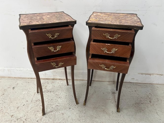 Paire de petites commodes marquetées de style Louis XV Dessus marbre XX siècle