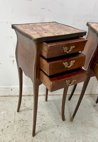 Paire de petites commodes marquetées de style Louis XV Dessus marbre XX siècle