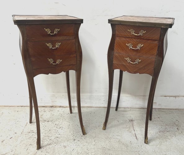 Paire de petites commodes marquetées de style Louis XV Dessus marbre XX siècle