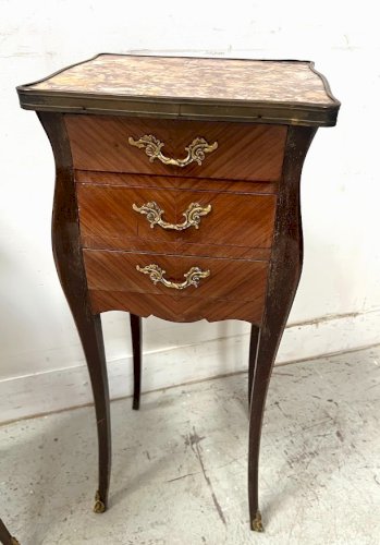 Paire de petites commodes marquetées de style Louis XV Dessus marbre XX siècle