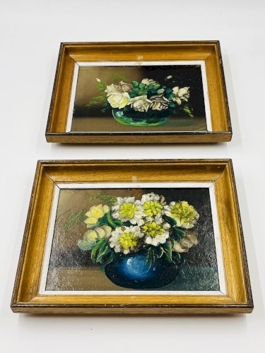 Paire de petites huiles florales vintage encadrées