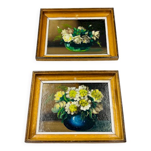 Paire de petites huiles florales vintage encadrées