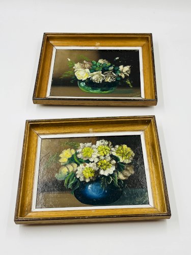 Paire de petites huiles florales vintage encadrées