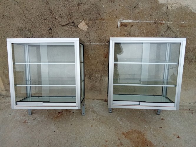 Paire de petites vitrines. idéal pour l'agencement d'une boutique ou un collectionneur