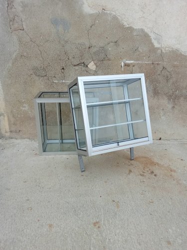 Paire de petites vitrines. idéal pour l'agencement d'une boutique ou un collectionneur