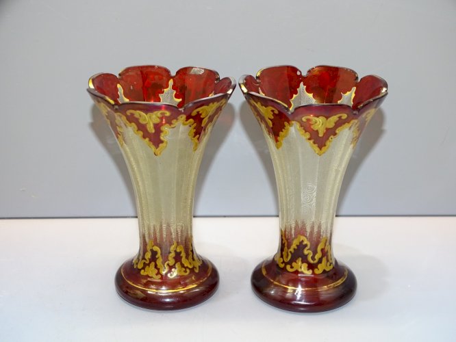 -PAIRE DE PETITS VASES CRISTAL de BOHEME AVEC DORURES COLLECTION VITRINE  D