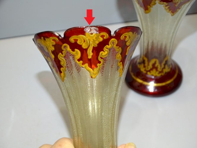 -PAIRE DE PETITS VASES CRISTAL de BOHEME AVEC DORURES COLLECTION VITRINE  D