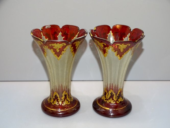 -PAIRE DE PETITS VASES CRISTAL de BOHEME AVEC DORURES COLLECTION VITRINE  D