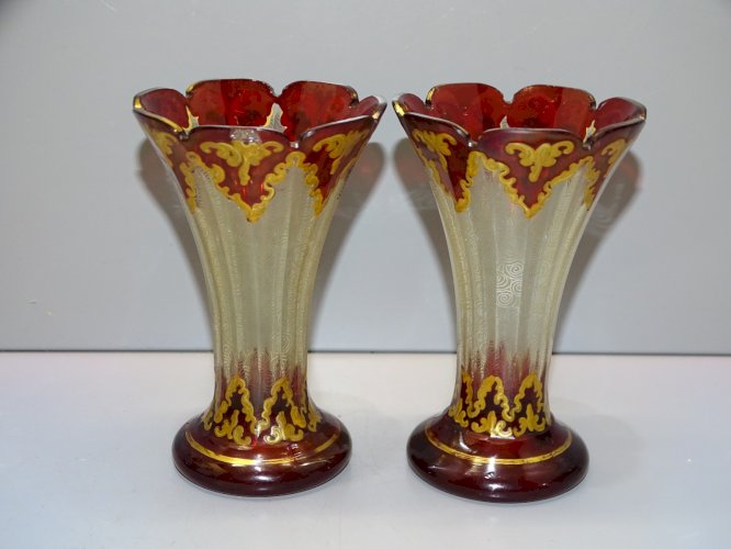-PAIRE DE PETITS VASES CRISTAL de BOHEME AVEC DORURES COLLECTION VITRINE  D