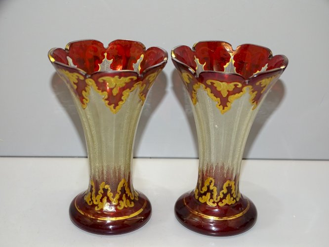 -PAIRE DE PETITS VASES CRISTAL de BOHEME AVEC DORURES COLLECTION VITRINE  D