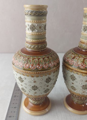 Paire de petits vases en céramique, décor 1808, Villeroy & Boch Mettlach