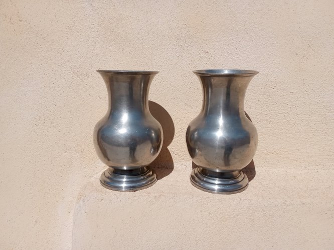 Paire de petits vases en étain 