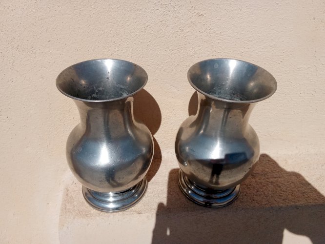 Paire de petits vases en étain 