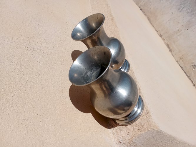 Paire de petits vases en étain 