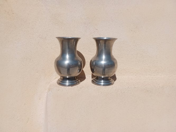 Paire de petits vases en étain 