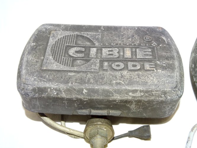 -PAIRE DE PHARES LONGUE PORTEE CIBIE IODE AVEC CACHES JUS de GRENIER  VHC    D