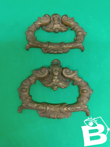 paire de poignee ancienne en bronze à decor dange en bon etat