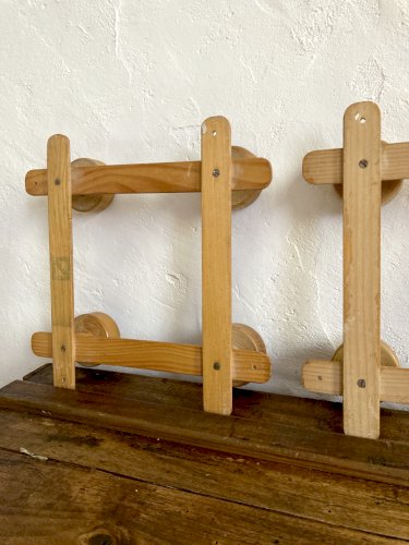 Paire de porte-manteaux accordéon en bois