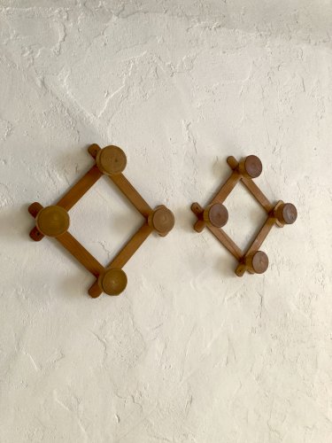Paire de porte-manteaux accordéon en bois