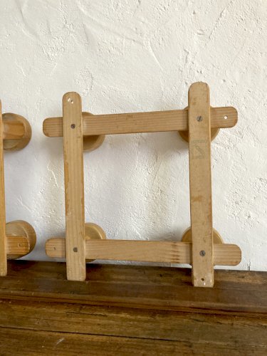 Paire de porte-manteaux accordéon en bois