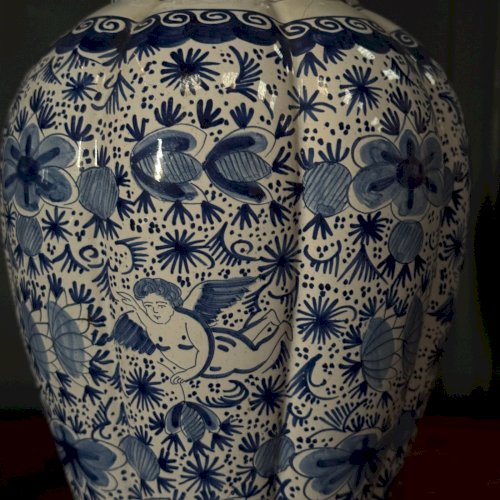 Paire de potiches pots couverts en Delft XIXe décor d'ange et floral L9036