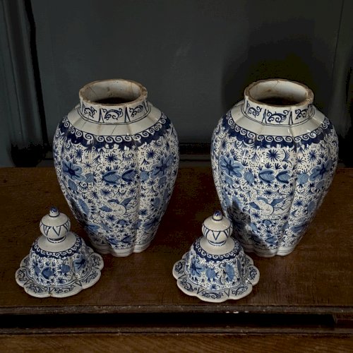 Paire de potiches pots couverts en Delft XIXe décor d'ange et floral L9036