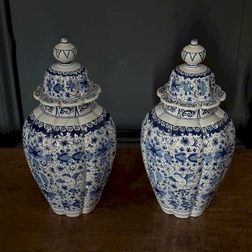 Paire de potiches pots couverts en Delft XIXe décor d'ange et floral L9036