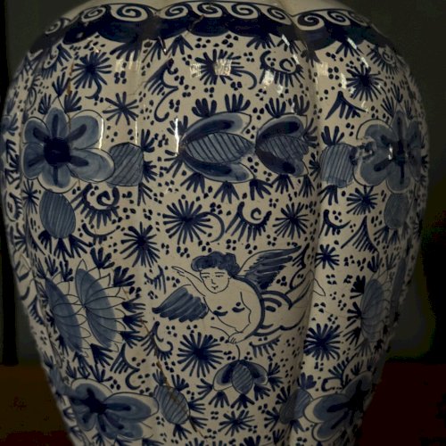 Paire de potiches pots couverts en Delft XIXe décor d'ange et floral L9036