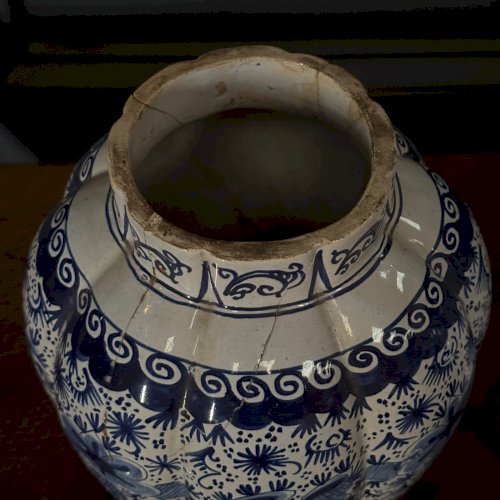 Paire de potiches pots couverts en Delft XIXe décor d'ange et floral L9036