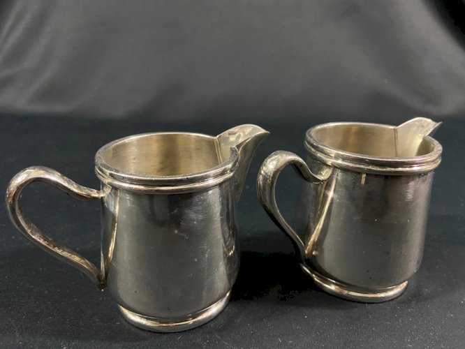 Paire de pots à lait d'hôtellerie en métal argenté