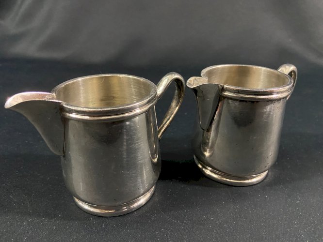 Paire de pots à lait d'hôtellerie en métal argenté