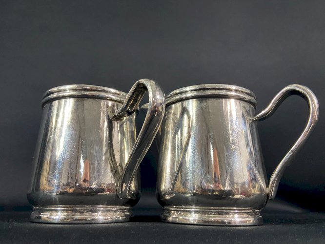 Paire de pots à lait d'hôtellerie en métal argenté