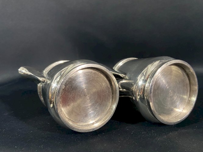 Paire de pots à lait d'hôtellerie en métal argenté