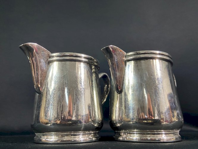 Paire de pots à lait d'hôtellerie en métal argenté