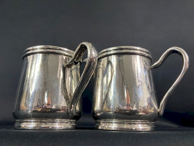 Paire de pots à lait d'hôtellerie en métal argenté