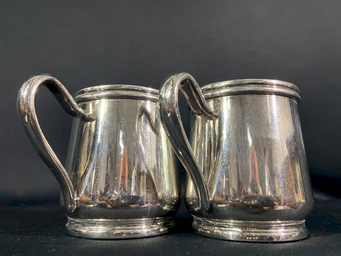 Paire de pots à lait d'hôtellerie en métal argenté