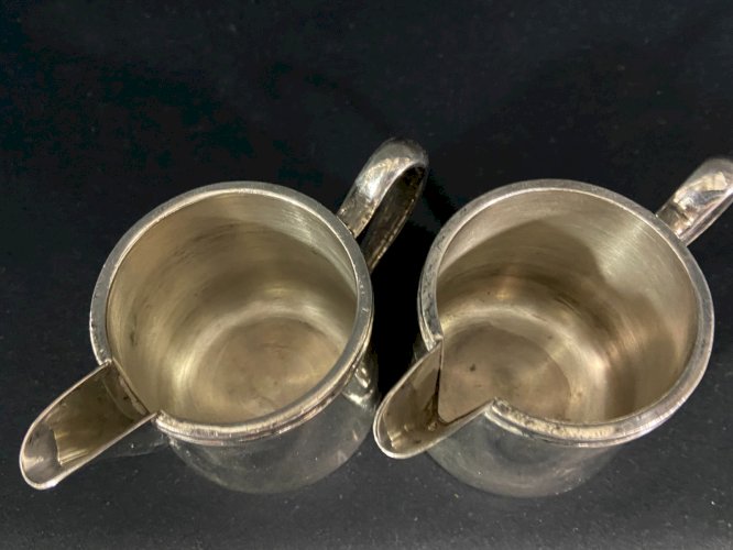 Paire de pots à lait d'hôtellerie en métal argenté