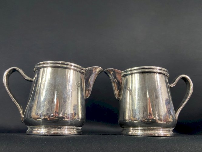 Paire de pots à lait d'hôtellerie en métal argenté