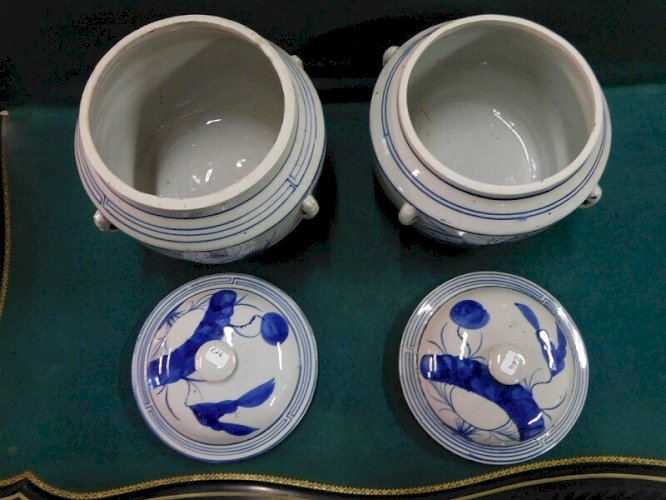 PAIRE DE POTS ASIATIQUES EN FAÏENCE