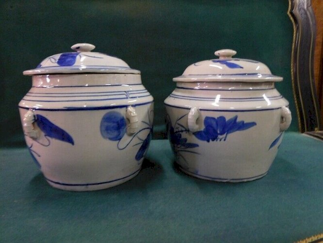 PAIRE DE POTS ASIATIQUES EN FAÏENCE