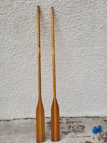 PAIRE DE RAMES DE BATEAU EN BOIS