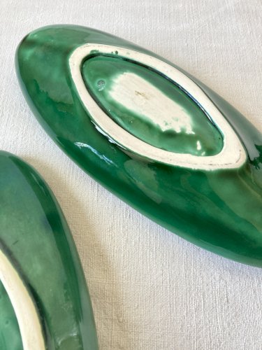 Paire de raviers en céramique vernissée vert émeraude à volutes, années 1950-1960