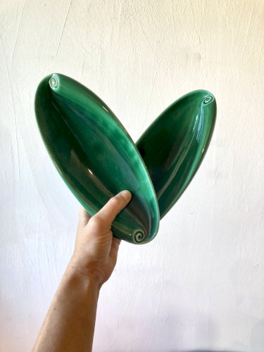 Paire de raviers en céramique vernissée vert émeraude à volutes, années 1950-1960